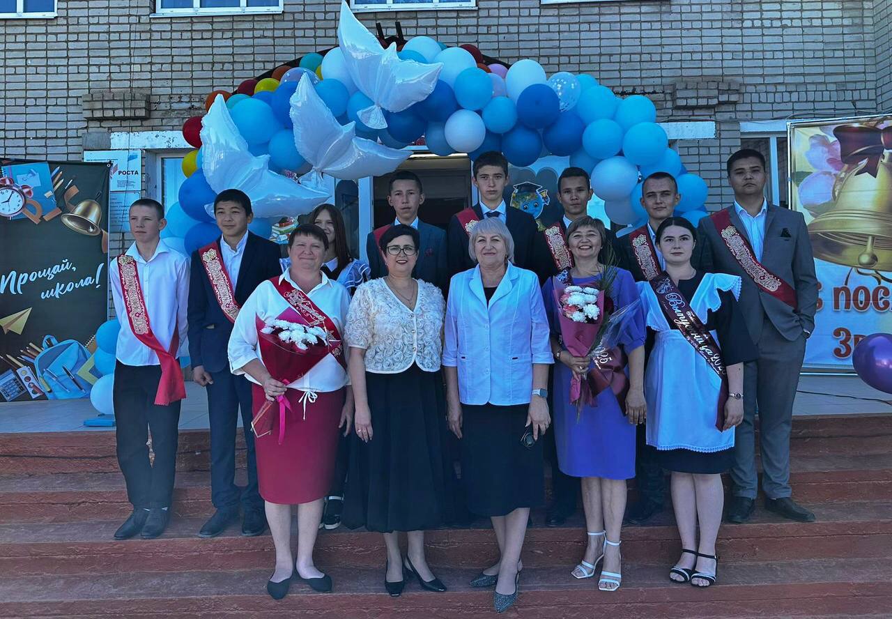 В Питерском районе прозвенел последний звонок.