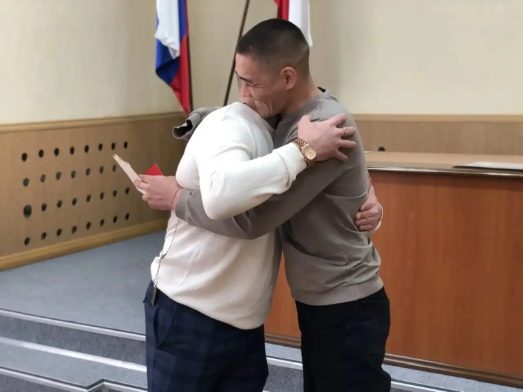 Военный командир Руслан Алиев лично приехал в Питерский район, чтобы выразить благодарность волонтёрам, сотрудникам администрации и, конечно, семьям военнослужащих.