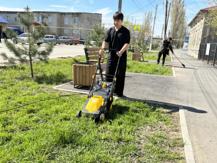 Продолжаем наводить порядок. За дело взялись дружно.